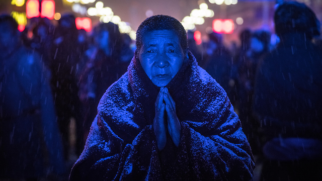 תמונות השנה EPA  2019 נזיר בודהיסטי טיבטי מתפלל פסטיבל סין פברואר (צילום: EPA)