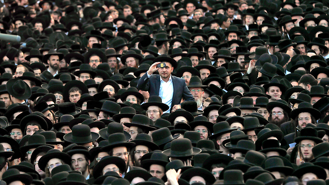 Thousands of ultra-Orthodox rally in Jerusalem before Israel's second elections of the year, September (Photo: EPA)