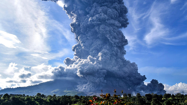 תמונות השנה EPA  2019 התפרצות הר געש סינבונג אינדונזיה יוני (צילום: EPA)