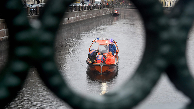 נהר מויקה סנט פטרסבורג רוסיה חשד לרצח אחרי ש ה פרופסור אולג סוקולוב נתפס עם ידיים קטועות (צילום: AFP)