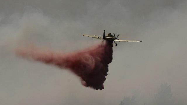 Самолет тушит пожар у поселка Цур-Хадасса. Фото: Ури Луис