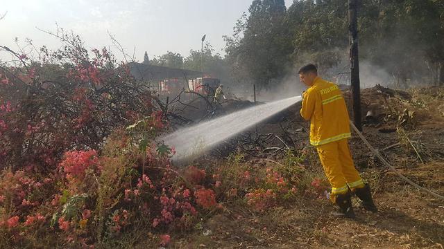 Тушение пожара в районе Эйн-Шемера. Фото: пресс-служба пожарной охраны