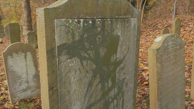 מצבות חוללו בבית קברות יהודי בדנמרק ()