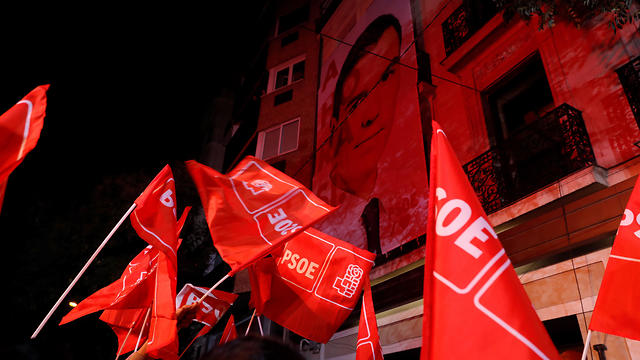 תומכי המפלגה הסוציאליסטית לאחר פרסום התוצאות בספרד  (EPA)