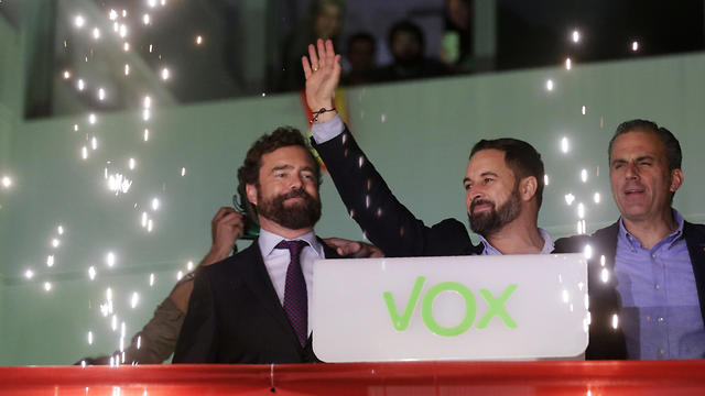 מנהיג מפלגת הימין הקיצוני בספרד סנטיאגו אבסקל לאחר פרסום תוצאות הבחירות  (AP)