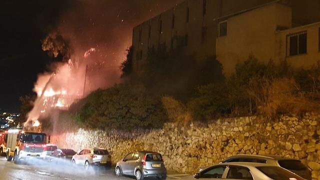 שריפה רחוב ערד ב חיפה (צילום: דוברות איחוד הצלה כרמל)