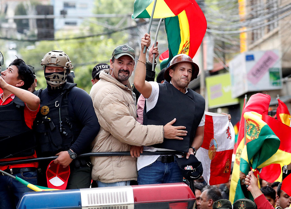 הפגנות נגד נשיא בוליביה אבו מוראלס התפטר לואיס פרננדו קמאצ'ו ממנהיגי המחאה (צילום: רויטרס)