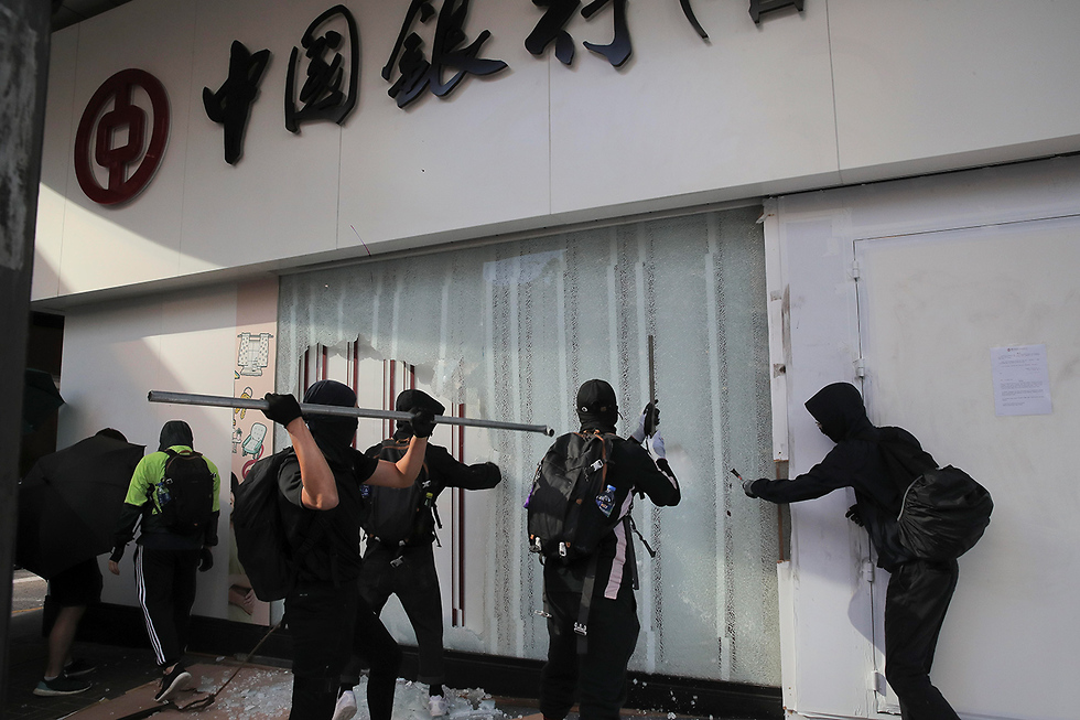 הונג קונג מפגינים משחיתים סניף Bank of China סין (צילום: AP)