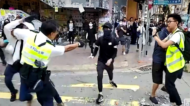 הונג קונג שוטר יורה ב מפגין ש מסתער עליו (צילום: רויטרס)