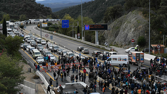 מפגינים קטלוניה חסמו מעבר גבול בין ספרד צרפת (צילום: AFP)