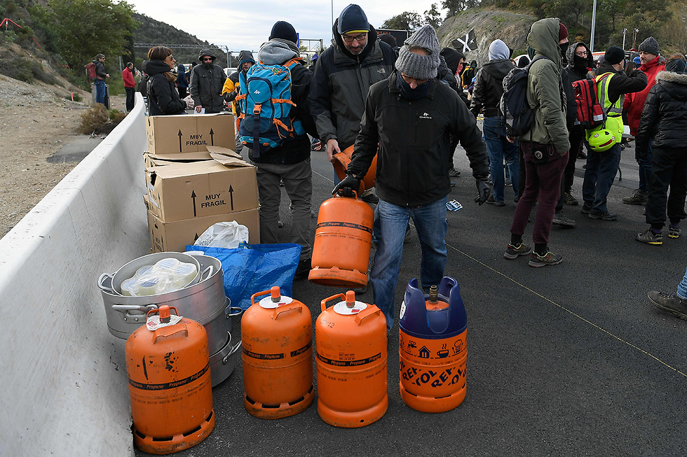 מפגינים קטלוניה חסמו מעבר גבול בין ספרד צרפת בלוני גז להקים מחנה (צילום: AFP)