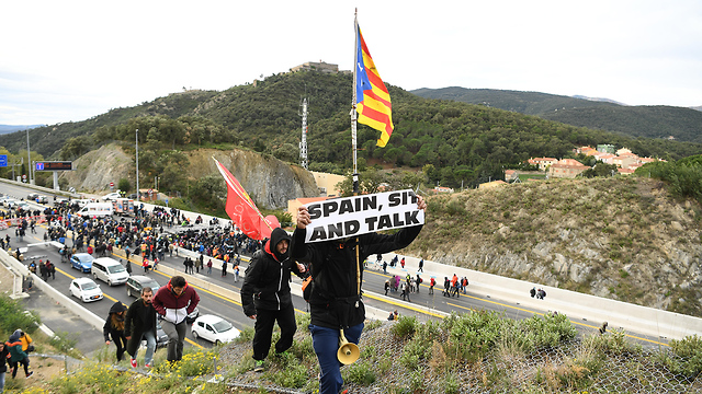 מפגינים קטלוניה חסמו מעבר גבול בין ספרד צרפת (צילום: gettyimages)