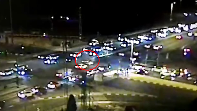 פוגע במכונית, נמלט מהמשטרה וחוצה אור אדום (צילום: נתיבי ישראל)