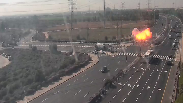 Разрыв ракеты на шоссе № 4. Фото: "Нетивей-Исраэль"