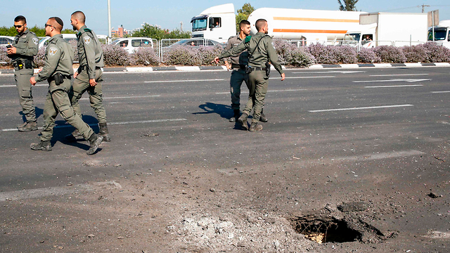 Военные на месте падения ракеты. Фото: AFP