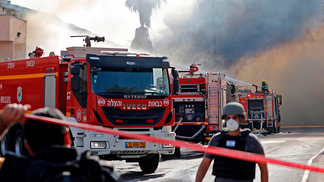 Пожар в Сдероте, вызванный прямым попаданием палестинской ракеты в склад. Фото: AFP