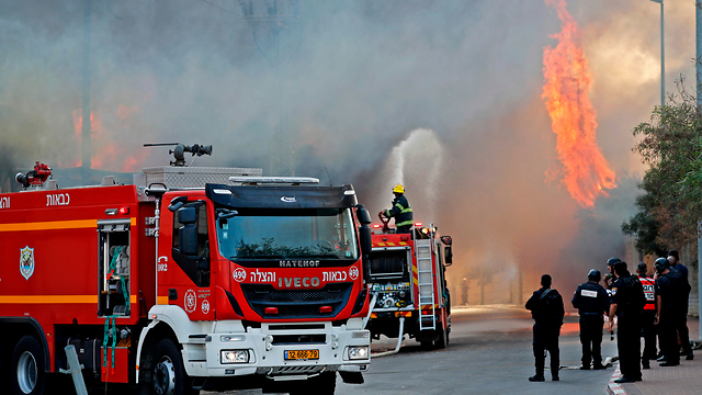 בעקבות ההסלמה וירי הרקטות מעזה: פגיעה במפעל בשדרות (צילום: AFP)
