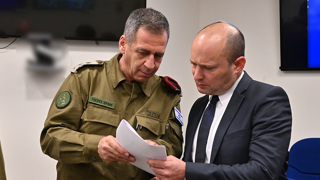 Bennet (right) alongside IDF chief Aviv Kochavi (Photo: Ministry of Defense)