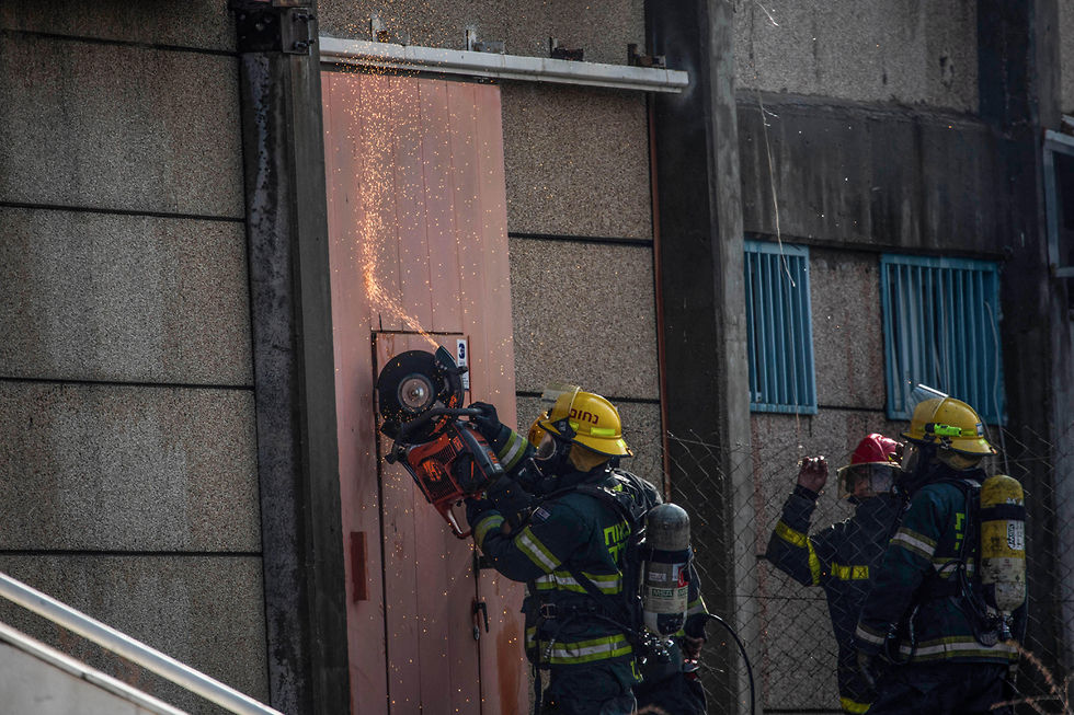 Пожарные возле горящего завода. Фото: MCT