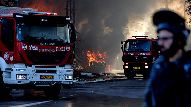 כבאיות בזירת השריפה בשדרות (צילום: AP)
