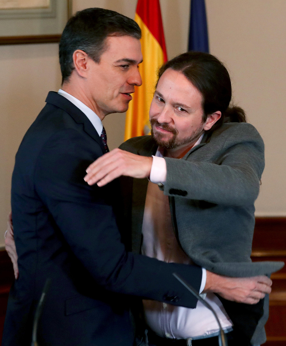 ראש ממשלת ספרד פדרו סאנצ'ס ו פבלו איגלסיאס ממפלגת פודמוס הסכם קואליציוני הרכבת ממשלה (צילום: רויטרס)