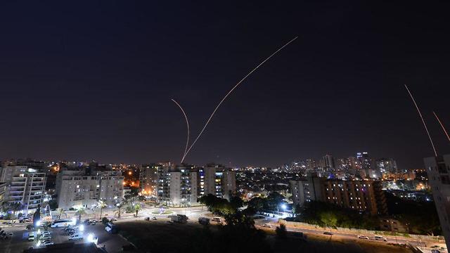 רקטות ויירוטים מעל שמי אשקלון (צילום: אבי רוקח)