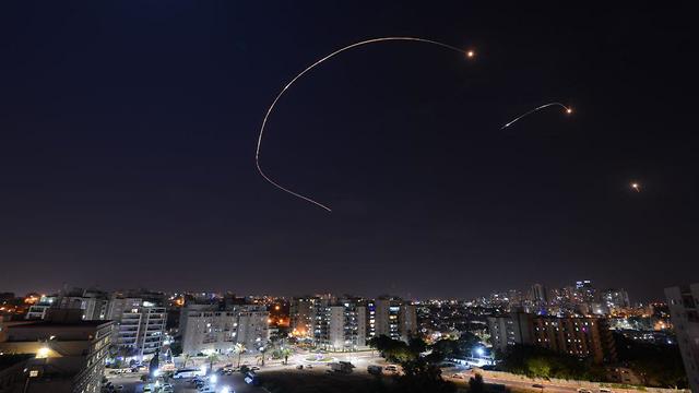 רקטות ויירוטים מעל שמי אשקלון (צילום: אבי רוקח)