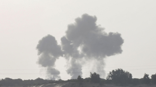תקיפות חיל האוויר בעזה חאן יונס (צילום: AFP)
