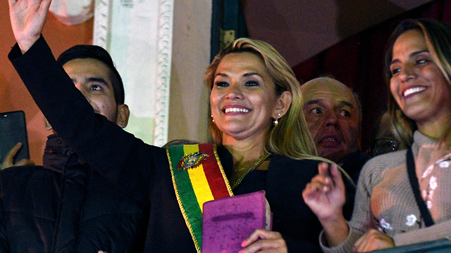 בוליביה נשיאה זמנית ג'אנין אנס ארמון הנשיאות (צילום: AFP)