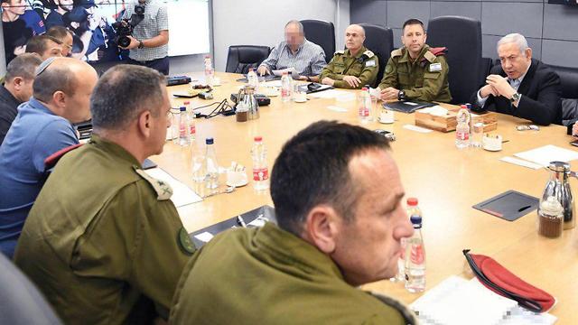 Биньямин Нетаниягу на совещании с командованием ЦАХАЛа. Фото: Амос Бен-Гершом, ЛААМ