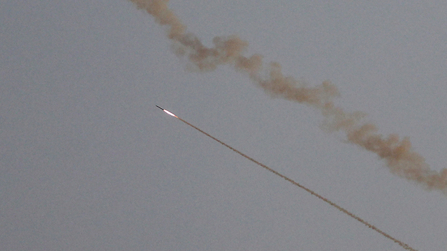 ירי רקטה מ רצועת עזה לישראל (צילום: EPA)