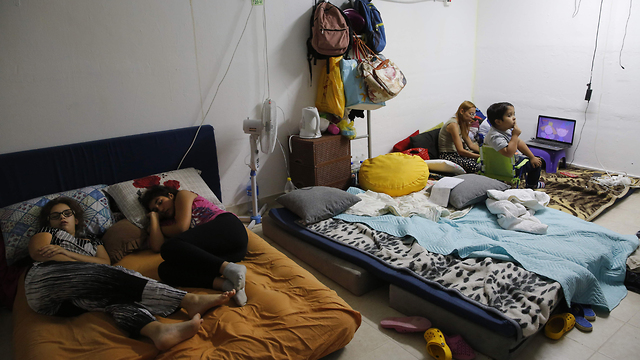  Жители Ашкелона в убежище. Фото: AFP