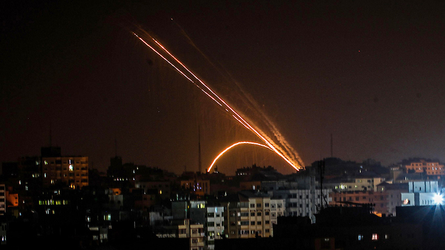 ירי רקטה מ רצועת עזה לישראל (צילום: AFP)