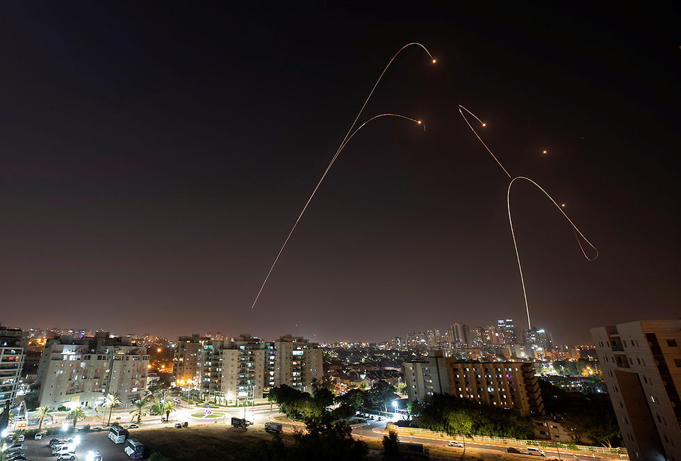 Iron Dome missile defense system intercepts a rocket from Gaza Thursday (Photo: Reuters) (צילום: רויטרס)