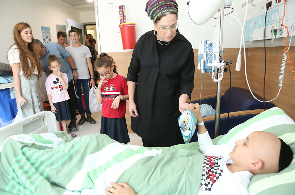נירית זמורה נפצעה פיגוע צומת הגוש ביקור בית חולים לחלק מתנות ל ילדים מאושפזים (צילום: אלכס קולומויסקי)