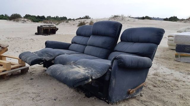 הספות שהושארו בחוף (צילום: דן בירון, המשרד להגנת הסביבה)
