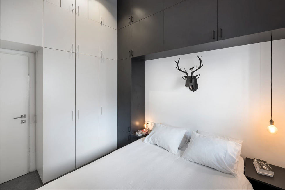 ארונות הקיר מסתירים את כל מערכות הממ''ד בחדר השינה הזה. תכנון: XS (צילום: עמית גושר)
