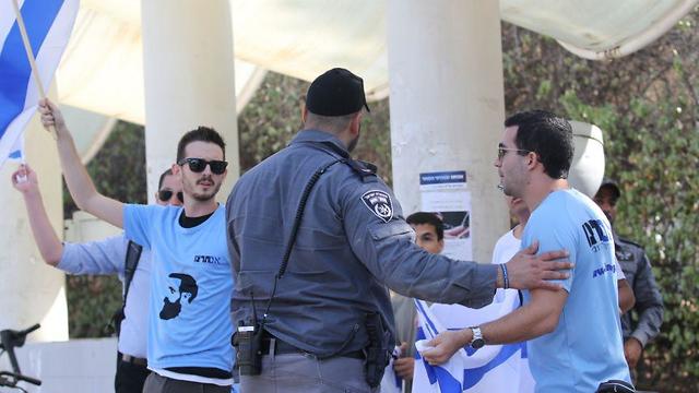 מספר סטודנטים מתנגדים להפגנה הפרו פלסטינית באוניברסיטת תל אביב (צילום: מוטי קמחי)