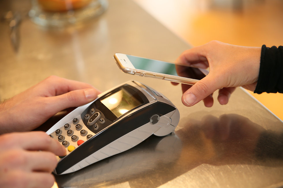 Смартфон вместо кредитки: стандарт EMV поддерживает мобильные платежные системы. Фото: shutterstock (צילום: Shutterstock)