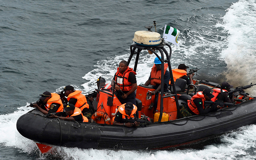 תרגיל ניגריה פיראטים אפריקה מפרץ גינאה (צילום: AFP)
