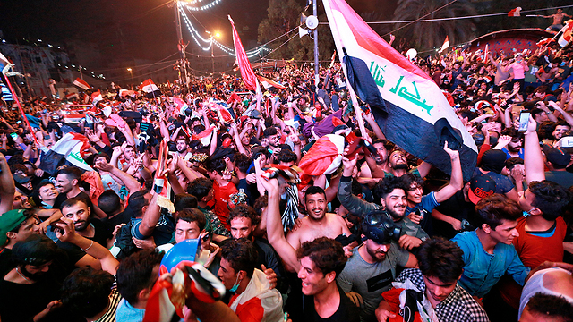 בגדד כיכר תחריר צופים ב משחק מוקדמות מונדיאל עיראק איראן (צילום: AP)