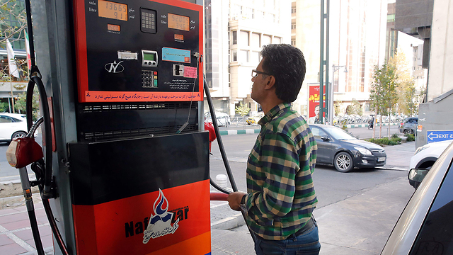 Житель Ирана поражен ценами на бензин. Фото: AFP