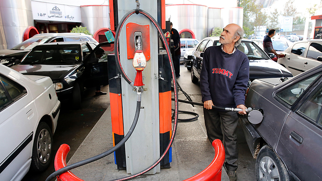 תחנות דלק בטהרן (צילום: EPA)