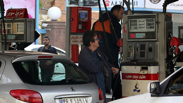 תחנות דלק בטהרן (צילום: EPA)