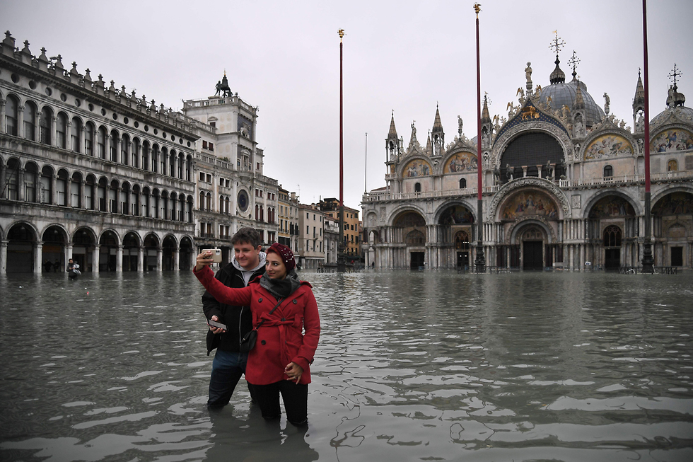 ונציה תיירים הצפות הצפה איטליה (צילום: AFP)