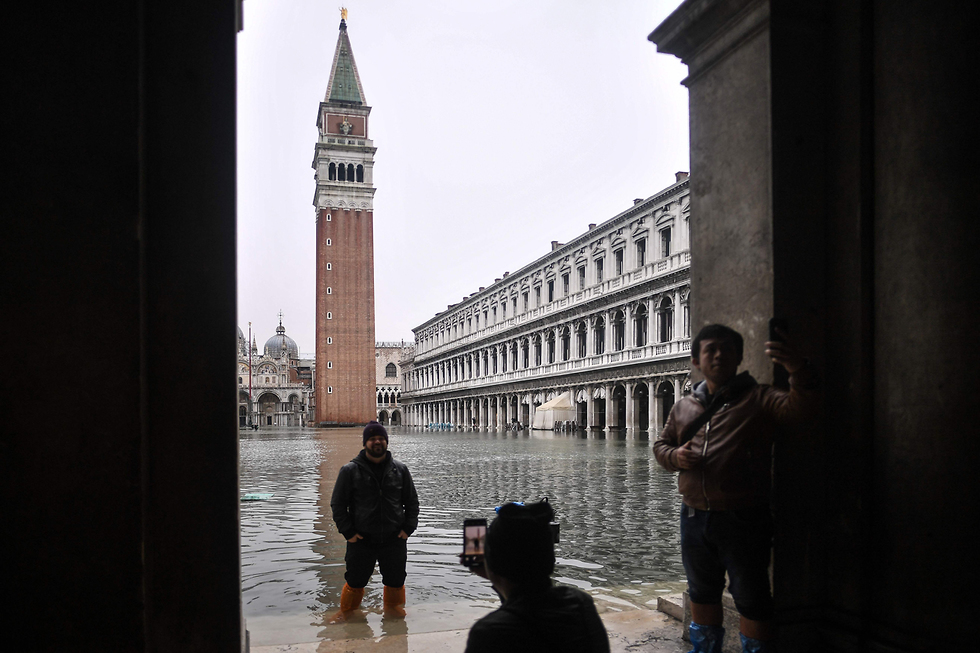 ונציה תיירים הצפות הצפה איטליה (צילום: AFP)