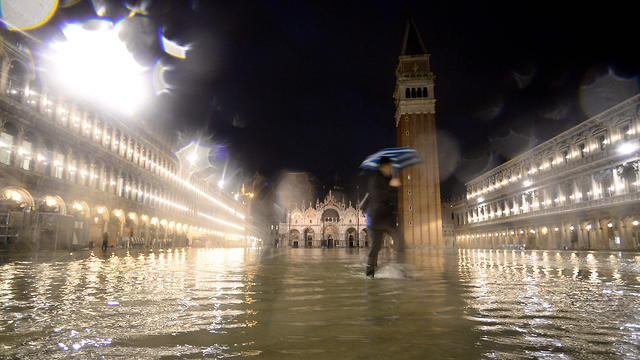 ונציה תיירים הצפות הצפה איטליה ()
