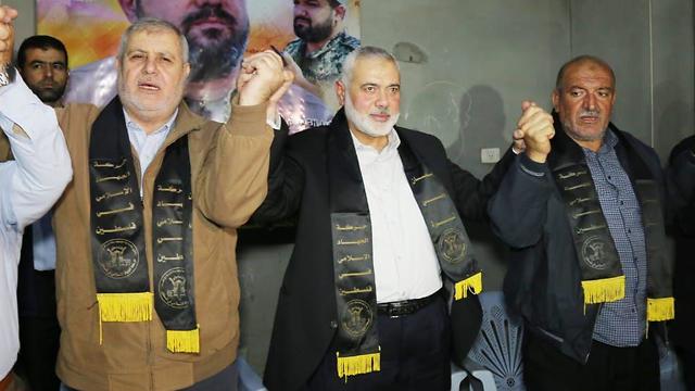 Халед аль-Батеш, один из главарей Исламского джихада, глава ХАМАС Исмаил Хания, отец Бахаа Абу аль-Аты (слева - направо)