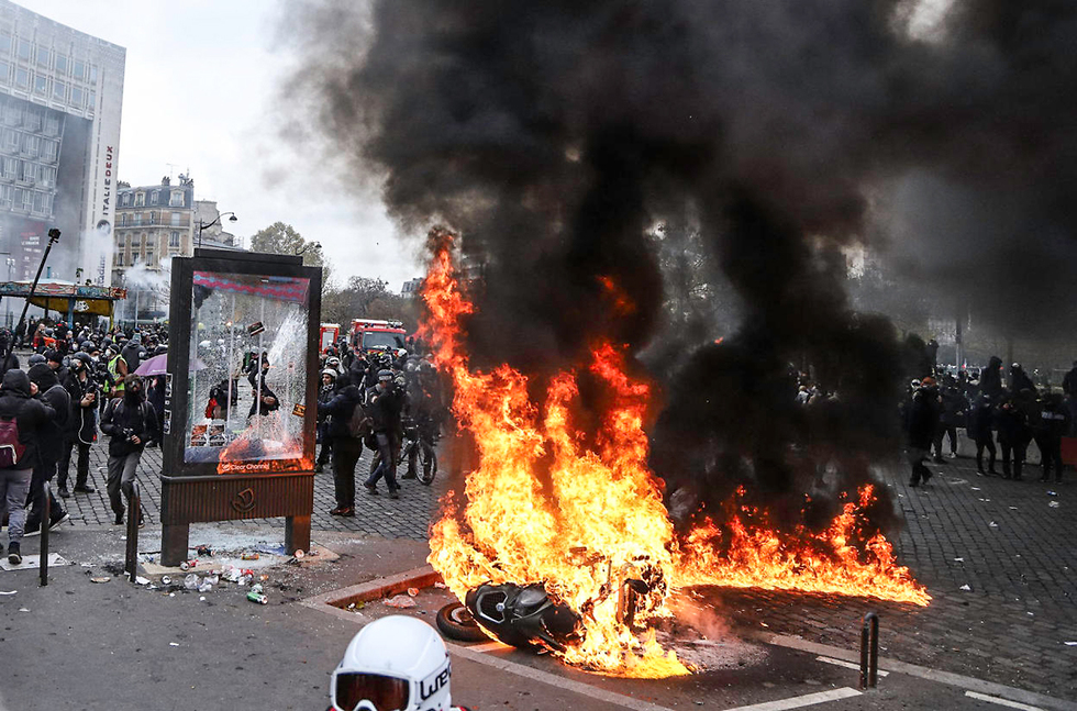 הפגנה מחאת האפודים הצהובים ב פריז שנה של הפגנות צרפת (צילום: MCT)