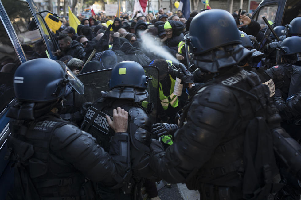 הפגנה מחאת האפודים הצהובים ב פריז שנה של הפגנות צרפת (צילום: AP)
